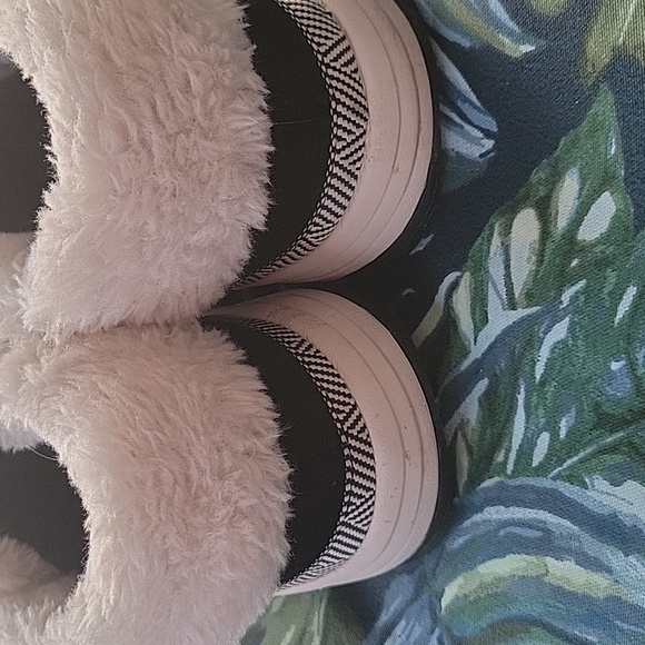 Rarely worn pull on leather sketchers with fsyx fur - Picture 2 of 8